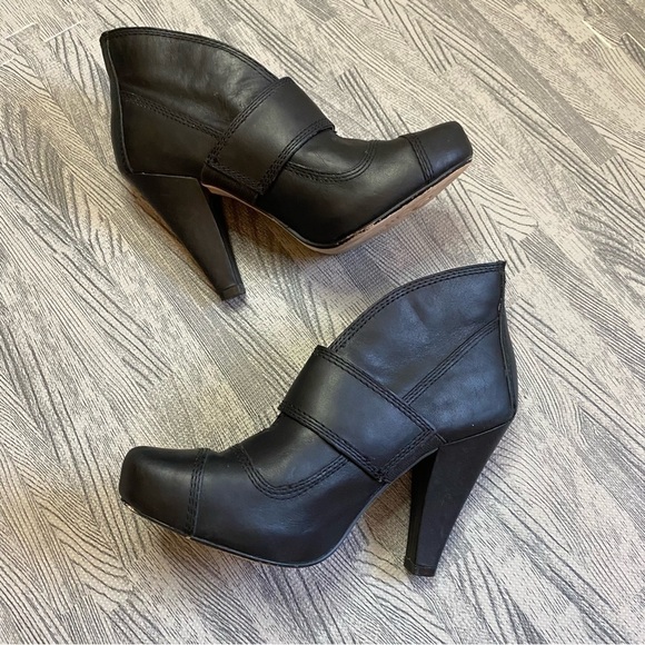 Seychelles Black Leather Heeled Buckle Booties - Picture 7 of 12